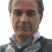Ingegnere e professore di ruolo impartisce lezioni di matematica e fisica a studenti della scuola secondaria superiore